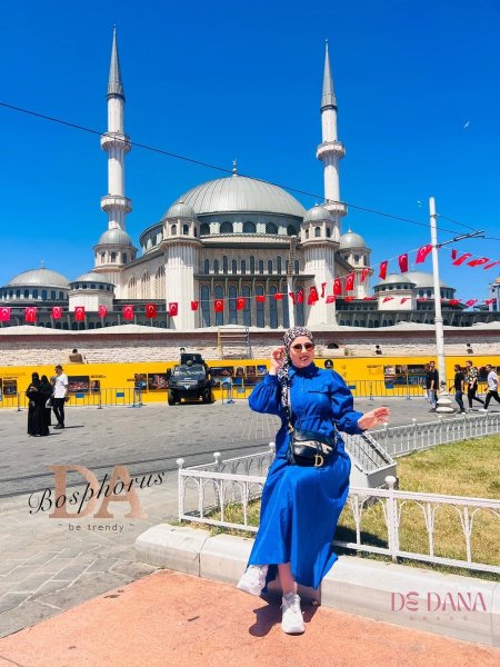 طقم تنورة وقميص لون نيلي مميز