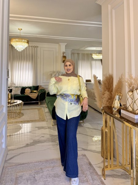 قميص باللون المميز ( بدون سكارف )